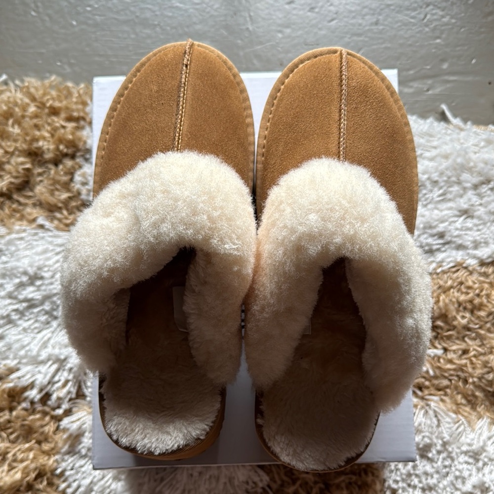 NIB platform Cozy Tan and Cream Slippers Size 7